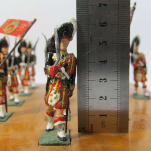 Set of 28 Scottish Highlanders marching band lead soldiers