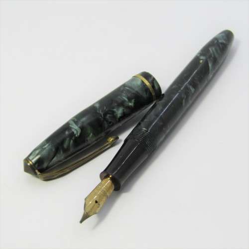 Vintage Conway Stewart fountain pen with 14kt gold nib in box