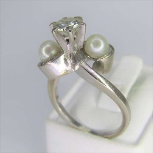 18kt white gold diamond ring with 0,75ct diamond and pearls - weighs 8,5g
