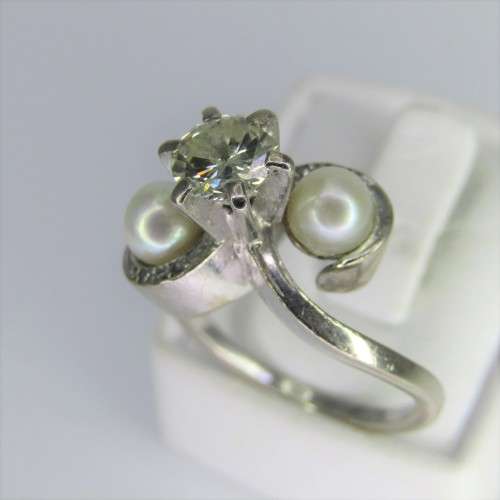 18kt white gold diamond ring with 0,75ct diamond and pearls - weighs 8,5g