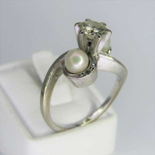 18kt white gold diamond ring with 0,75ct diamond and pearls - weighs 8,5g