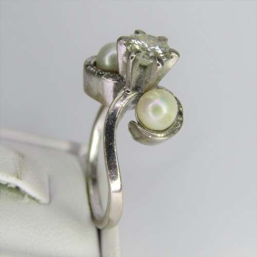 18kt white gold diamond ring with 0,75ct diamond and pearls - weighs 8,5g