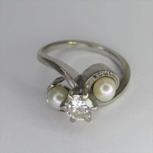 18kt white gold diamond ring with 0,75ct diamond and pearls - weighs 8,5g