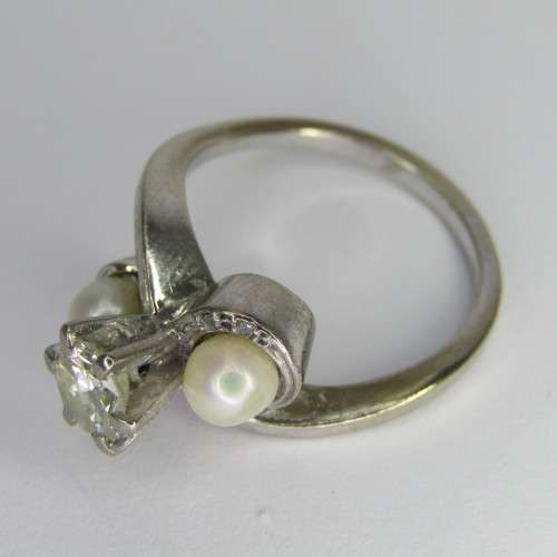 18kt white gold diamond ring with 0,75ct diamond and pearls - weighs 8,5g