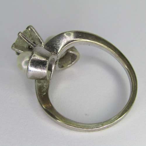 18kt white gold diamond ring with 0,75ct diamond and pearls - weighs 8,5g