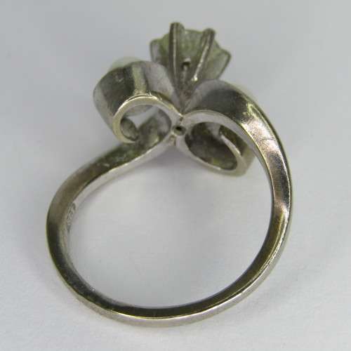 18kt white gold diamond ring with 0,75ct diamond and pearls - weighs 8,5g