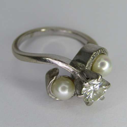 18kt white gold diamond ring with 0,75ct diamond and pearls - weighs 8,5g