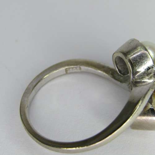 18kt white gold diamond ring with 0,75ct diamond and pearls - weighs 8,5g