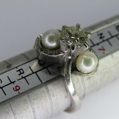 18kt white gold diamond ring with 0,75ct diamond and pearls - weighs 8,5g