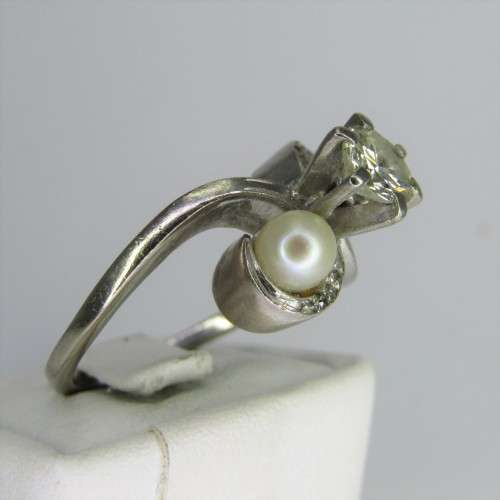 18kt white gold diamond ring with 0,75ct diamond and pearls - weighs 8,5g
