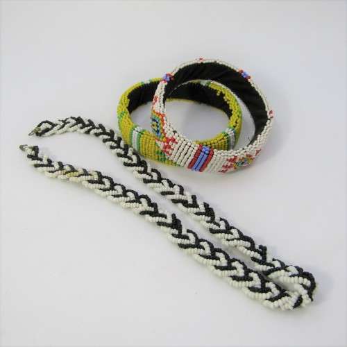 Lot of Zulu beaded jewellery pieces - necklace 42cm