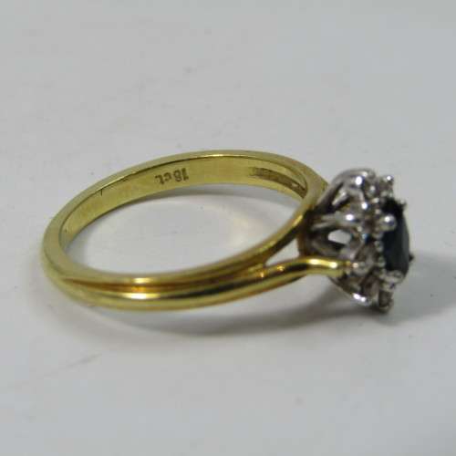 18kt Yellow Gold Sapphire ring with 8 small diamonds - weighs 3,9g - Size L