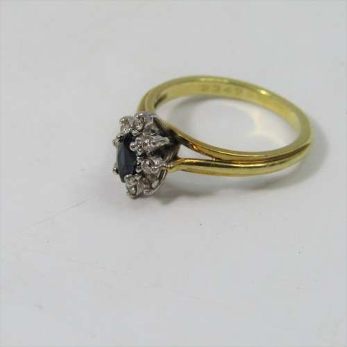 18kt Yellow Gold Sapphire ring with 8 small diamonds - weighs 3,9g - Size L