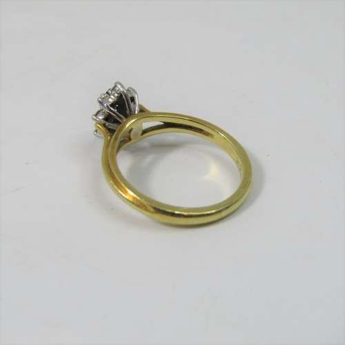18kt Yellow Gold Sapphire ring with 8 small diamonds - weighs 3,9g - Size L