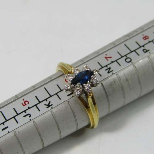 18kt Yellow Gold Sapphire ring with 8 small diamonds - weighs 3,9g - Size L