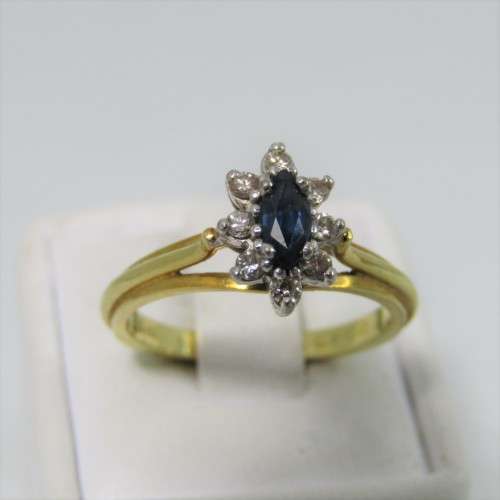 18kt Yellow Gold Sapphire ring with 8 small diamonds - weighs 3,9g - Size L