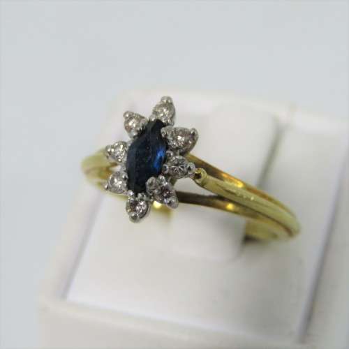 18kt Yellow Gold Sapphire ring with 8 small diamonds - weighs 3,9g - Size L