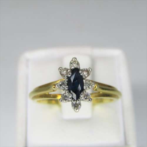 18kt Yellow Gold Sapphire ring with 8 small diamonds - weighs 3,9g - Size L