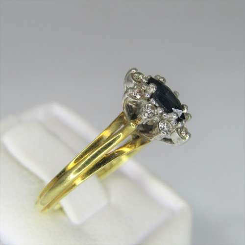 18kt Yellow Gold Sapphire ring with 8 small diamonds - weighs 3,9g - Size L