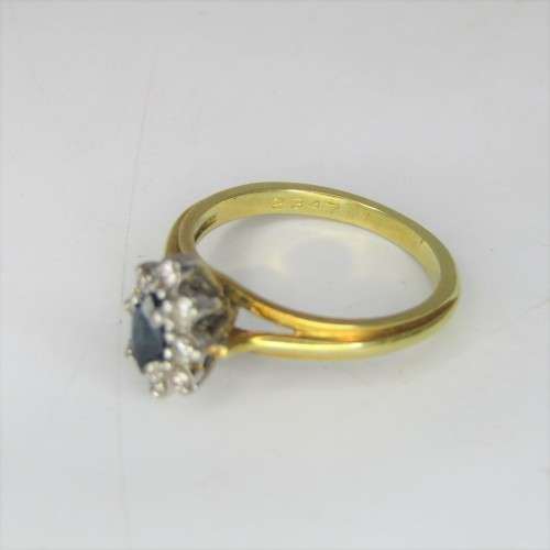 18kt Yellow Gold Sapphire ring with 8 small diamonds - weighs 3,9g - Size L