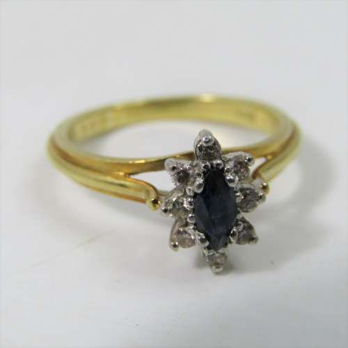18kt Yellow Gold Sapphire ring with 8 small diamonds - weighs 3,9g - Size L