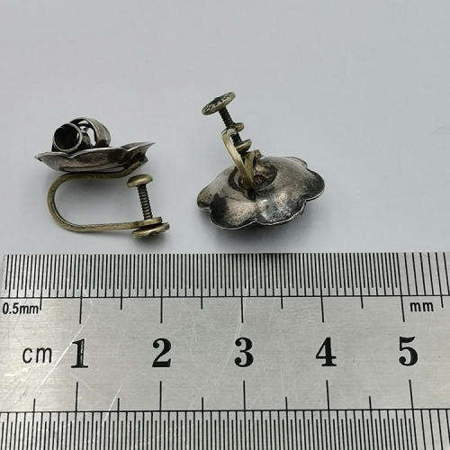 Pair of Silver Vintage screw-on earrings