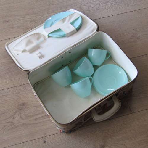 Vintage picnic tea set for 4 - one small plate missing
