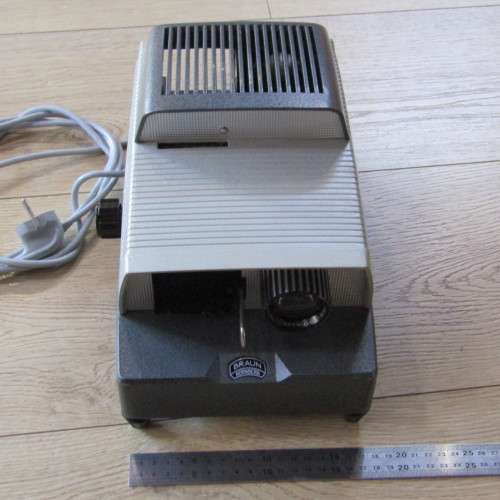 Braun 35mm slide projector in case - excellent condition