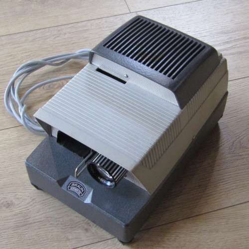 Braun 35mm slide projector in case - excellent condition