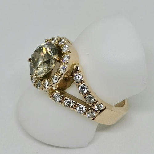 2,03ct Fancy Brown diamond ring with 29 smaller diamonds set in 9kt rose gold with E.G.L certificate