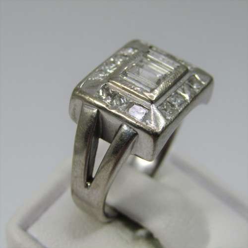 18kt Gold ring with 3 Baguette diamonds and 14 side diamonds - total of about 2ct - weighs 8,3g
