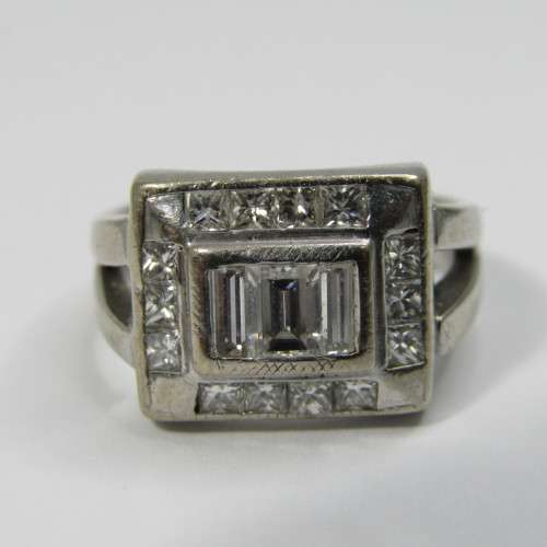 18kt Gold ring with 3 Baguette diamonds and 14 side diamonds - total of about 2ct - weighs 8,3g