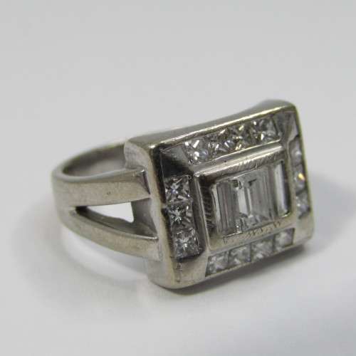 18kt Gold ring with 3 Baguette diamonds and 14 side diamonds - total of about 2ct - weighs 8,3g