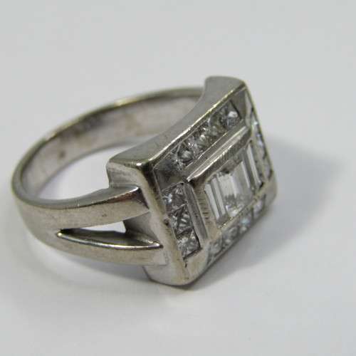 18kt Gold ring with 3 Baguette diamonds and 14 side diamonds - total of about 2ct - weighs 8,3g