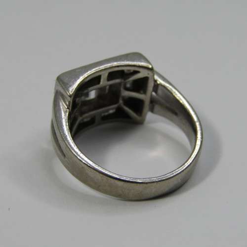 18kt Gold ring with 3 Baguette diamonds and 14 side diamonds - total of about 2ct - weighs 8,3g