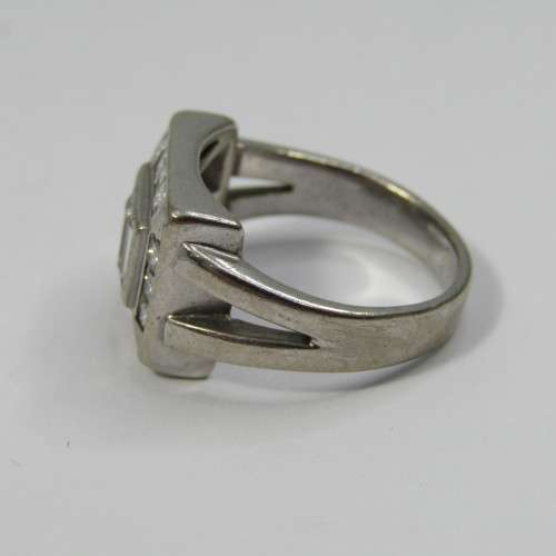 18kt Gold ring with 3 Baguette diamonds and 14 side diamonds - total of about 2ct - weighs 8,3g