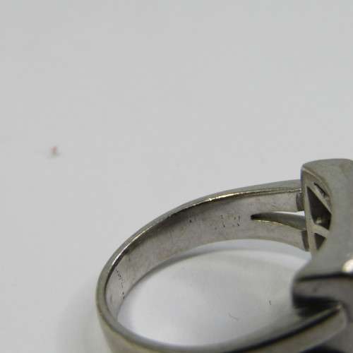 18kt Gold ring with 3 Baguette diamonds and 14 side diamonds - total of about 2ct - weighs 8,3g