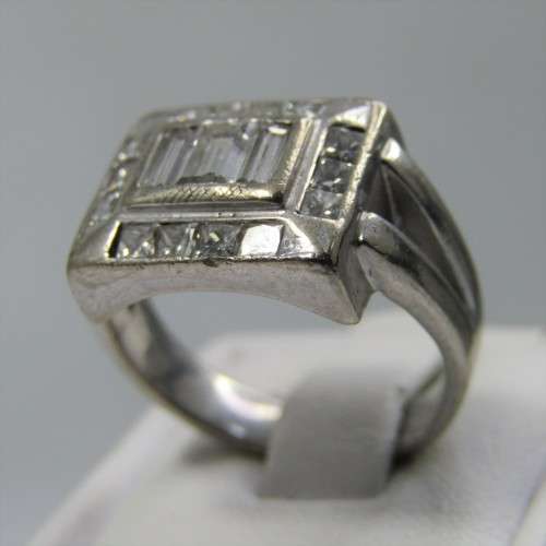 18kt Gold ring with 3 Baguette diamonds and 14 side diamonds - total of about 2ct - weighs 8,3g