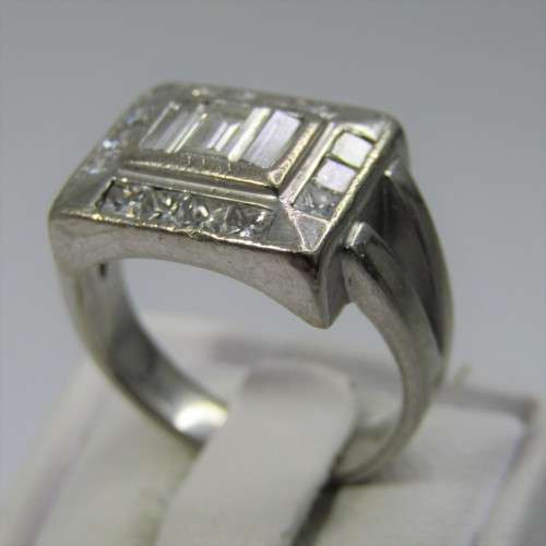 18kt Gold ring with 3 Baguette diamonds and 14 side diamonds - total of about 2ct - weighs 8,3g