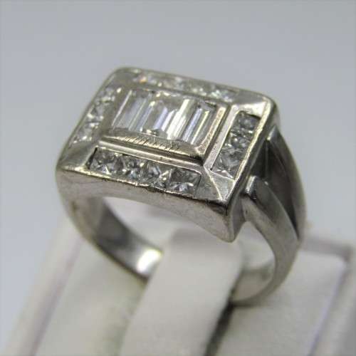 18kt Gold ring with 3 Baguette diamonds and 14 side diamonds - total of about 2ct - weighs 8,3g