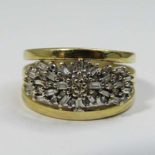 18k Gold ring with 22 baquette diamonds and 24 small round diamonds - weighs 6,1g - size M