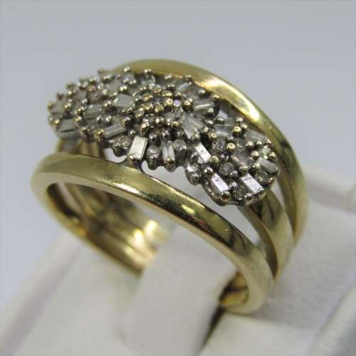18k Gold ring with 22 baquette diamonds and 24 small round diamonds - weighs 6,1g - size M