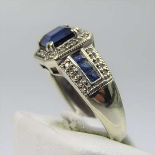 9kt white gold ring with 36 small diamonds plus 7 blue sapphires - weighs 4,3g - size N