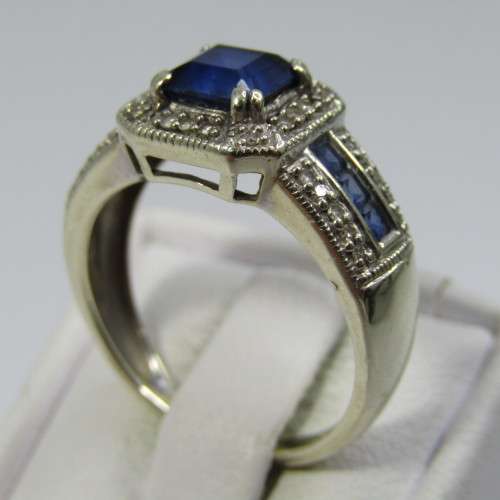 9kt white gold ring with 36 small diamonds plus 7 blue sapphires - weighs 4,3g - size N