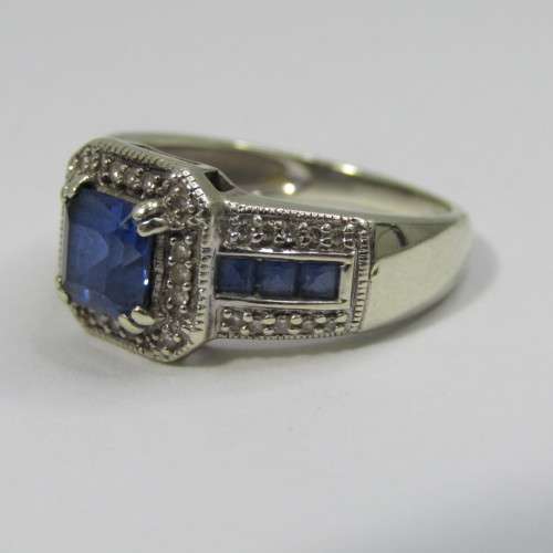 9kt white gold ring with 36 small diamonds plus 7 blue sapphires - weighs 4,3g - size N