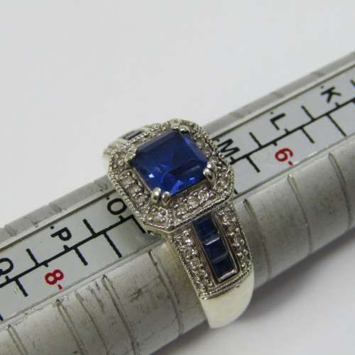 9kt white gold ring with 36 small diamonds plus 7 blue sapphires - weighs 4,3g - size N
