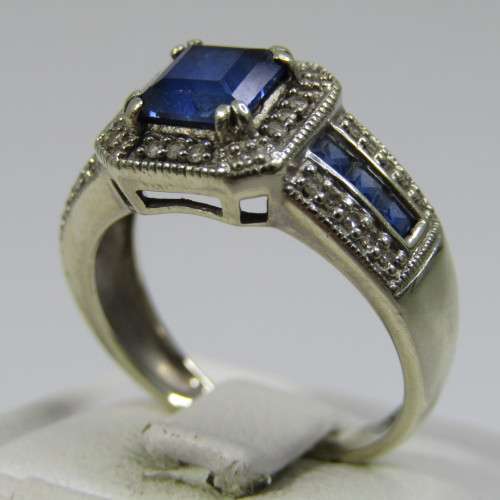 9kt white gold ring with 36 small diamonds plus 7 blue sapphires - weighs 4,3g - size N
