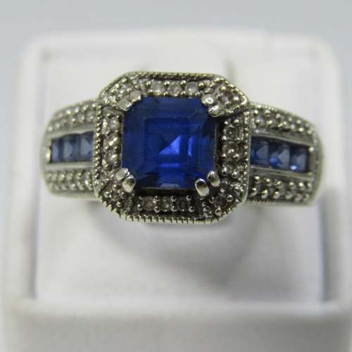 9kt white gold ring with 36 small diamonds plus 7 blue sapphires - weighs 4,3g - size N