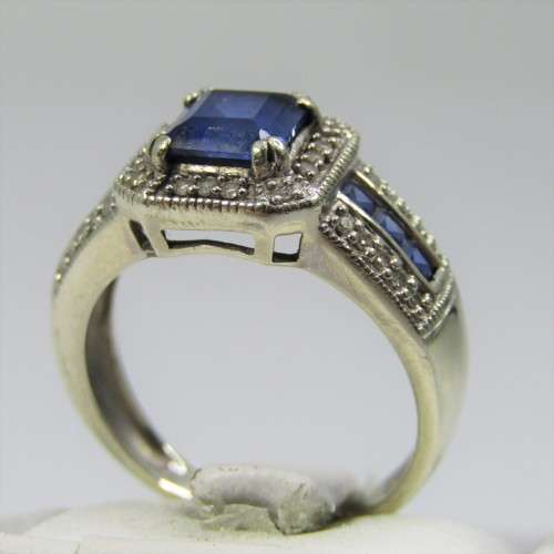 9kt white gold ring with 36 small diamonds plus 7 blue sapphires - weighs 4,3g - size N
