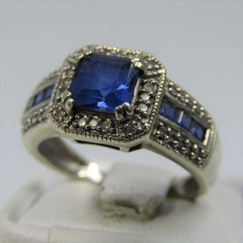 9kt white gold ring with 36 small diamonds plus 7 blue sapphires - weighs 4,3g - size N